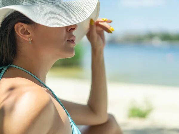Une exposition au soleil vous donne des boutons ? Et si le vrai problème n'était pas dans votre crème...
