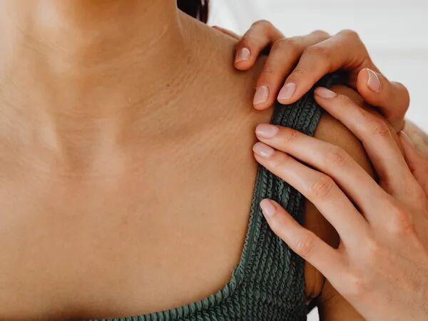 Un kyste sous la clavicule : le cri silencieux de la peine ?