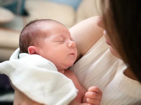 Après l’accouchement : comment la réflexologie peut aider le corps et l’esprit à retrouver leur équilibre